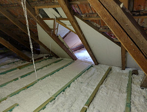 Zateplení stropu rodinného domu pomocí foukané izolace